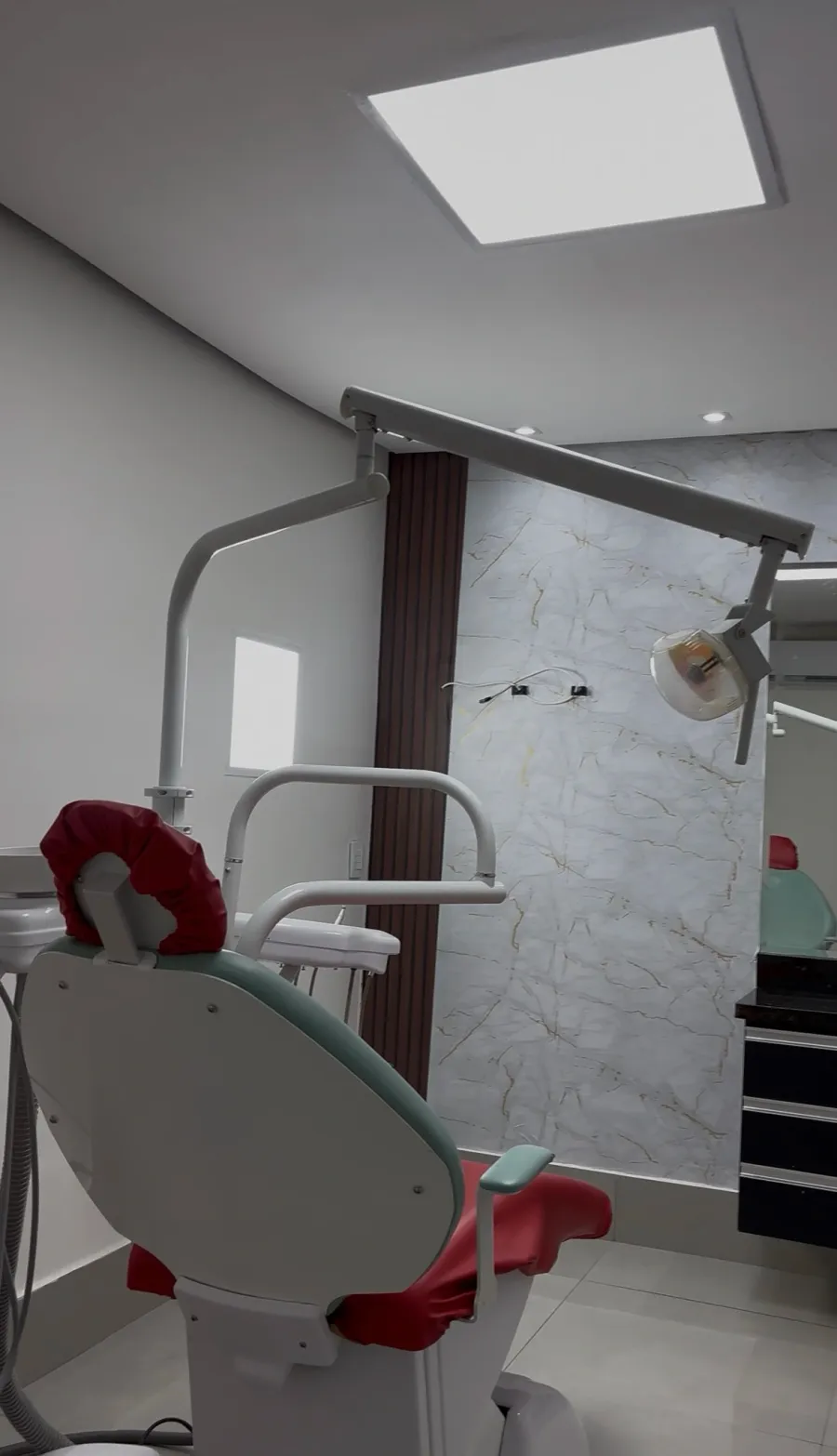 Consultório odontológico novo da Odonto Plus Garavelo, com cadeira e equipamentos modernos